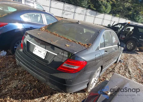 2013 Mercedes-Benz C 300 Sport 4Matic/Luxury 4Matic z USA, uszkodzony, nr VIN WDDGF8AB8DR283685